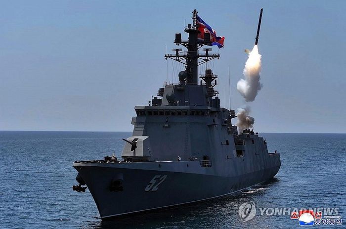 Tàu khu trục Kang Kon phóng tên lửa. Ảnh: Yonhap