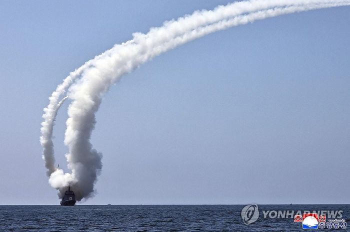 Tàu khu trục Kang Kon phóng tên lửa. Ảnh: Yonhap