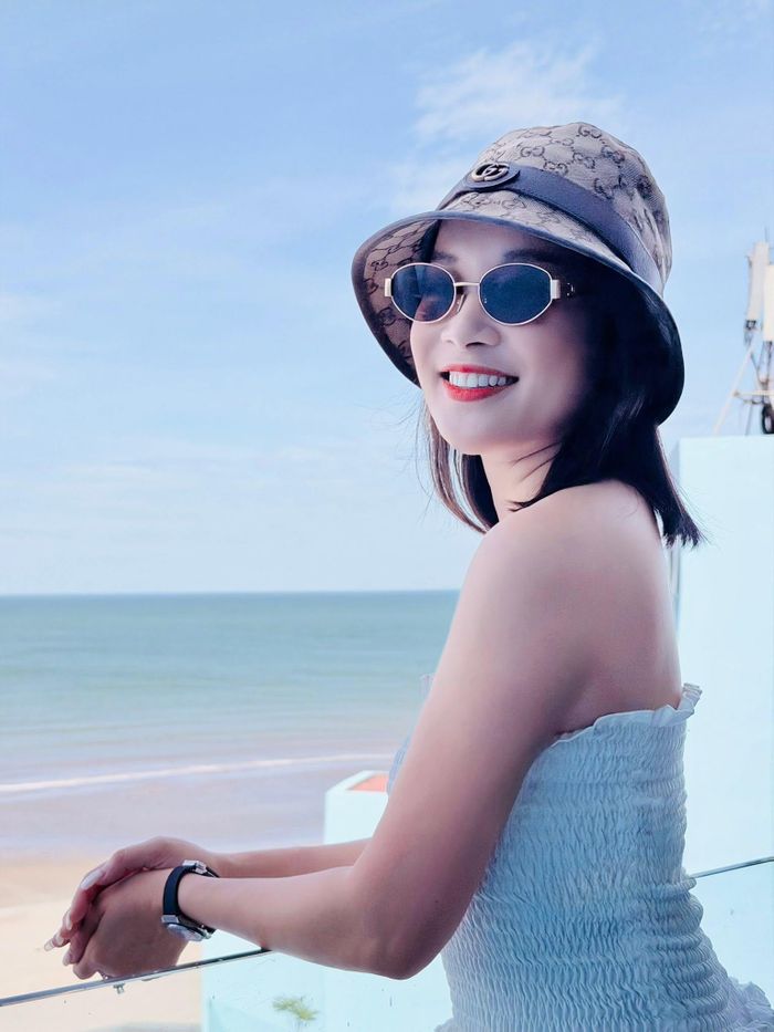 Minh Hương nhiều năm qua sống kín tiếng về đời tư và chỉ tập trung vào công việc. Cô cũng vắng bóng trên màn ảnh kể từ năm 2021 sau vai nhỏ trong "11 tháng 5 ngày" đóng cùng Thanh Sơn, Khả Ngân. 