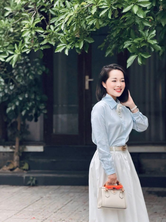 Minh Hương học đàn tỳ bà tại Học viện Âm nhạc Quốc gia Việt Nam trước khi chuyển hướng sang đóng phim. Cô được biết đến với bộ phim "Nhật ký Vàng Anh" phần 1. Từ đó nữ diễn viên thường được gọi với biệt danh Minh Hương "Vàng Anh". Sau này nữ diễn viên góp mặt trong các phim giờ vàng VTV mà nổi bật nhất là "Zippo, mù tạt và em", "11 tháng 5 ngày". Chia sẻ với VietNamNet, Minh Hương cho biết tháng 9 tới sẽ trở lai màn ảnh trong phim "Viên đạn cuối cùng" đóng cùng Nhan Phúc Vinh. 