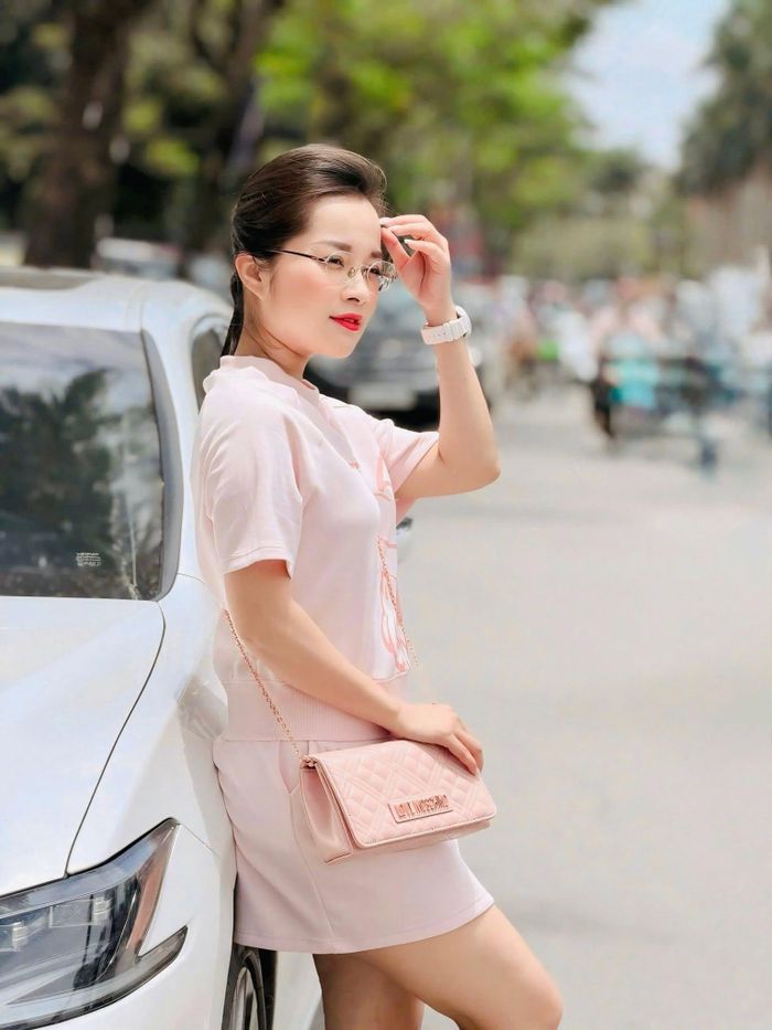  Nữ diễn viên được nhận xét có vẻ ngoài trẻ hơn tuổi thực cùng gu thời trang trẻ trung, sang chảnh. 
