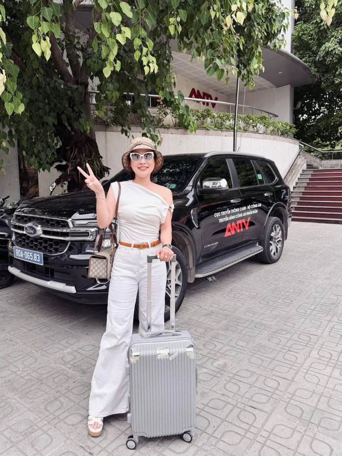 Trên trang cá nhân, Minh Hương thường xuyên chia sẻ hình ảnh trong công việc và ngoài đời với năng lượng tích cực. 