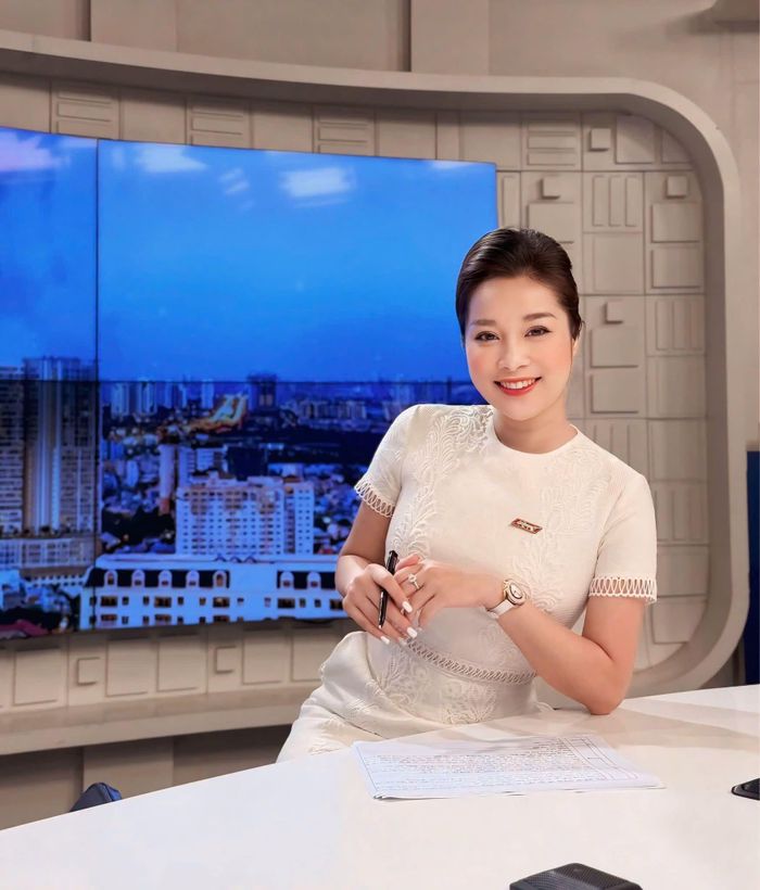 Minh Hương hiện là nhà báo và mang hàm Đại úy với công việc làm báo hình bận rộn tại kênh truyền hình Công an nhân dân. 
