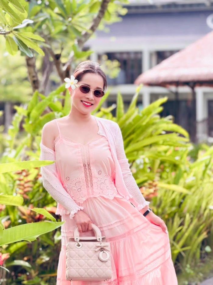 Nữ diễn viên viết: "Thời gian có thể lấy đi nét thanh xuân trên bề mặt nhưng thời gian cũng sẽ ban tặng những trải nghiệm, sự bản lĩnh, bình yên và tự tin cho phụ nữ tuổi 40 đã đi qua nhiều giông bão. Tuổi 40 - học cách yêu từng vết hằn của thời gian và trân trọng từng khoảnh khắc an yên ấy". 