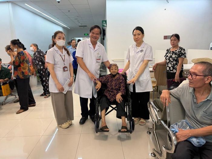 Bệnh nhân được thăm khám miễn phí. Ảnh: BVCC.