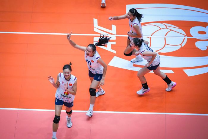 Tuyển bóng chuyền U18 nữ Việt Nam thi đấu cực hay ở set 3, thắng 25/20, nuôi hy vọng lội ngược dòng.