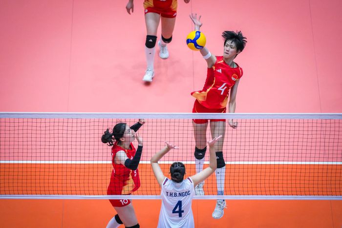 Trước đối thủ vượt trội về mọi mặt, các cô gái Việt Nam gặp rất nhiều khó khăn.
