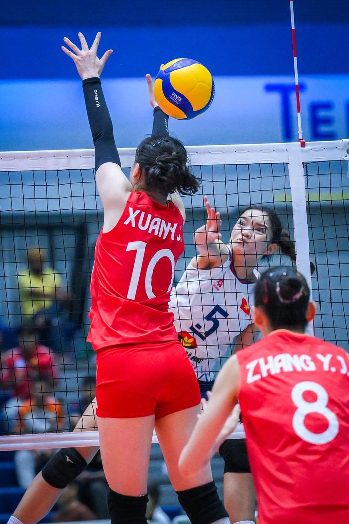 Dù thi đấu rất cố gắng nhưng đoàn quân của HLV Ngọc Hoa thua trong 2 set đầu với các tỷ số 20/25, 19/25.