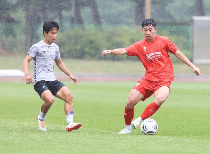 Nhật Minh quyết ghi điểm với HLV Kim Sang Sik.