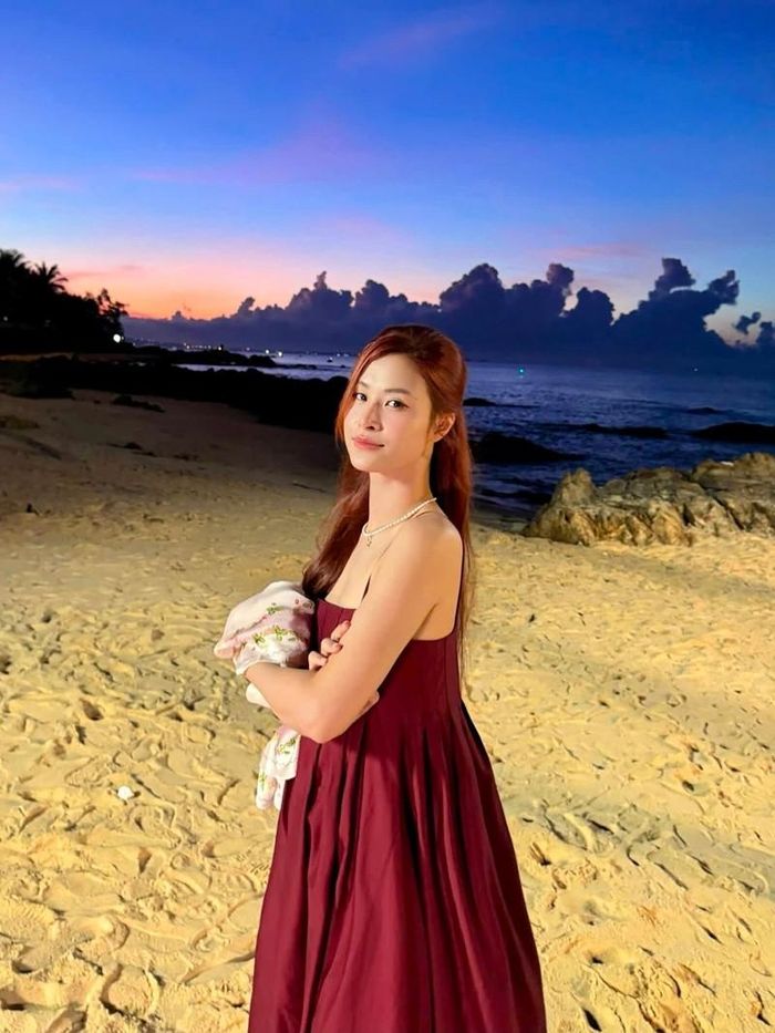 Ca sĩ Đông Nhi khoe nét trẻ trung, rạng rỡ trong chiếc đầm đỏ.