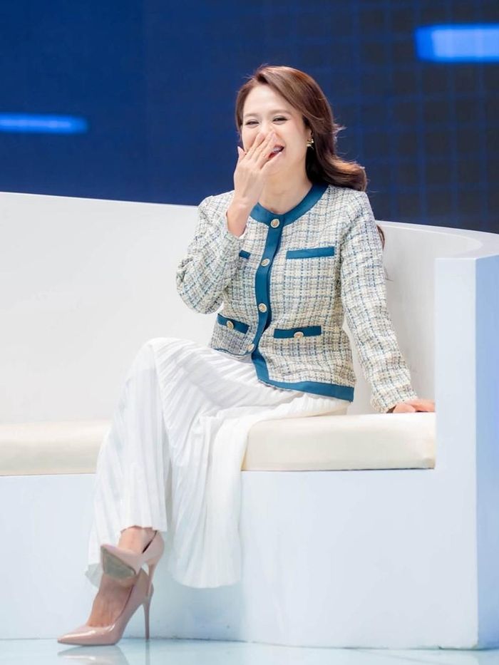 Thanh Thúy được khen phối đồ trang nhã khi ghi hình một talkshow.