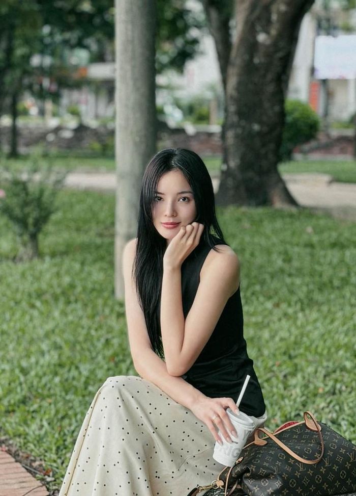 Hoa hậu Kỳ Duyên đăng ảnh thưởng thức cà phê tại Hà Nội, tận hưởng khoảng lặng bình yên giữa lịch trình bận rộn.
