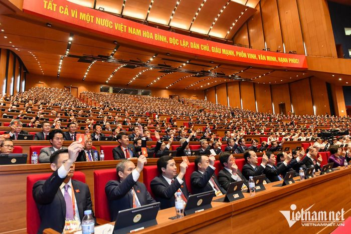 Đại biểu dự Đại hội 14 của Đảng dùng thẻ đảng viên để biểu quyết. Ảnh: Phạm Hải