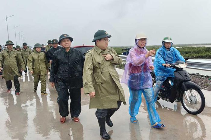 Bí thư Tỉnh ủy Quảng Ninh Quản Minh Cường hỏi thăm tình hình, động viên người dân bị thiệt hại do bão. Ảnh: Minh Hà