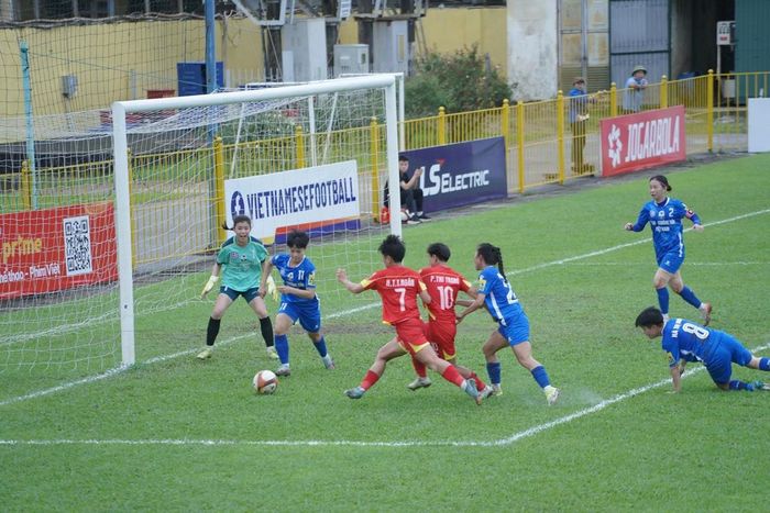 TP.HCM I (áo đỏ) vẫn cho thấy sức mạnh vượt trội so với phần còn lại của giải đấu