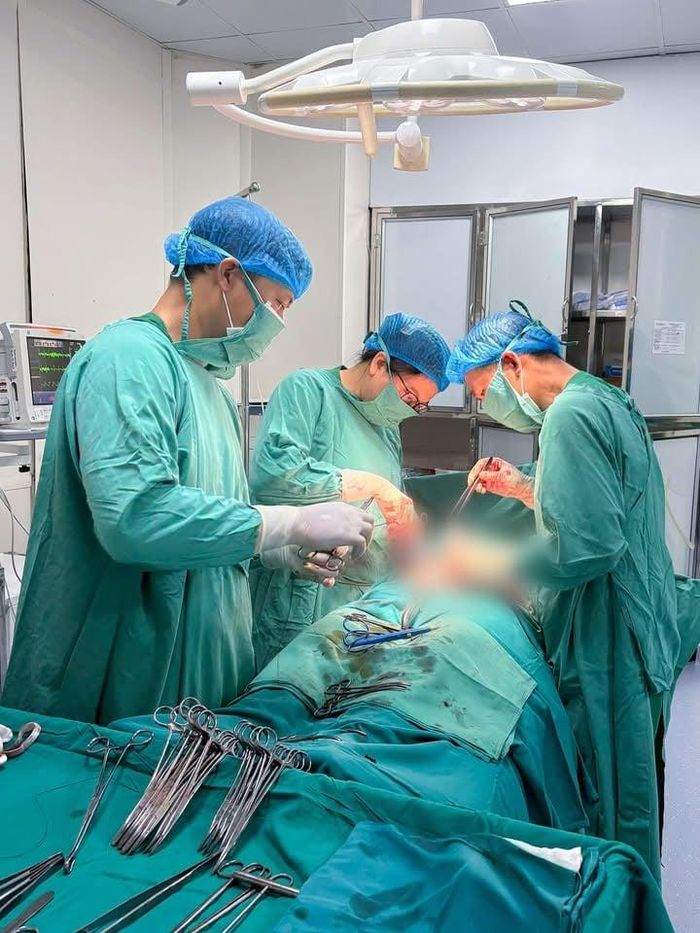 Ê-kip phẫu thuật cho bệnh nhân. Ảnh: BVCC
