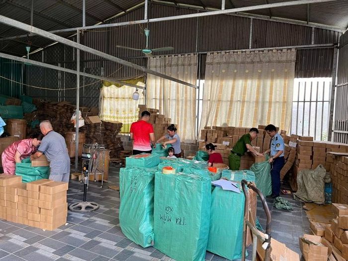  Cơ quan chức năng kiểm tra cơ sở sản xuất của Nguyễn Quang Lợi, phát hiện dấu hiệu sản xuất, buôn bán hàng giả. Ảnh: CACB