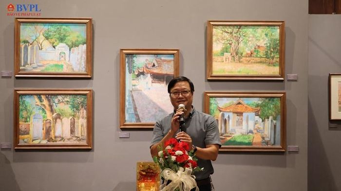 Giám tuyển Nguyễn Thế Sơn cho biết, ý tưởng triển lãm được hình thành từ việc nhận thấy Quốc Tử Giám luôn hiện diện trong sáng tác của nhiều thế hệ họa sĩ suốt gần 100 năm qua. Từ những bản ký họa của các họa sĩ Pháp đầu thế kỷ XX đến các tác phẩm của giảng viên, sinh viên Trường Mỹ thuật Đông Dương và các nghệ sĩ đương đại, di tích luôn là nguồn cảm hứng sáng tạo không ngừng được tiếp nối.
