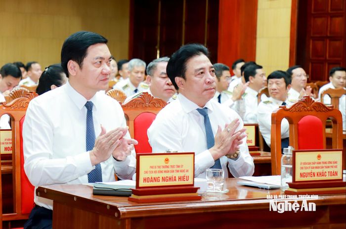 Các đồng chí lãnh đạo tỉnh Nghệ An và thành phố Huế dự hội nghị. Ảnh: Thành Duy