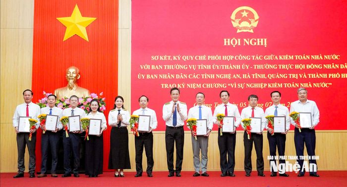 Đồng chí Nguyễn Hữu Nghĩa - Tổng Kiểm toán Nhà nước trao Kỷ niệm chương "Vì sự nghiệp Kiểm toán Nhà nước" cho các cá nhân. Ảnh: P.V