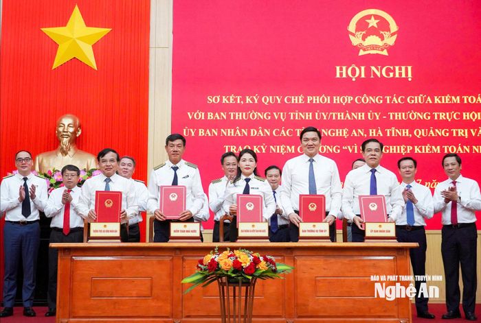 Lãnh đạo Kiểm toán Nhà nước ký kết Quy chế phối hợp với Ban Thường vụ Tỉnh ủy, Thường trực HĐND tỉnh và UBND tỉnh Nghệ An. Ảnh: P.V