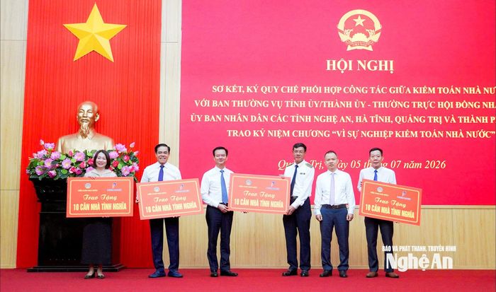 Lãnh đạo Kiểm toán Nhà nước trao hỗ trợ xây dựng nhà tình nghĩa cho 4 tỉnh, thành phố. Ảnh: P.V