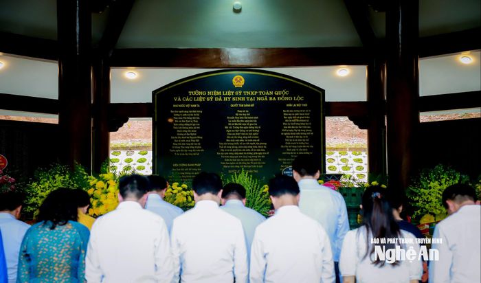 Đoàn đại biểu thành kính tưởng niệm hơn 4.000 liệt sĩ thanh niên xung phong đã anh dũng hy sinh trong các cuộc kháng chiến chống Mỹ. Ảnh: Thành Duy