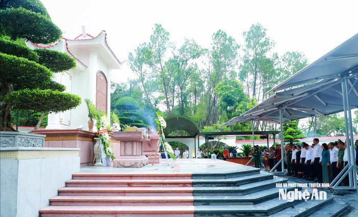Các đại biểu thành kính tưởng niệm trước Khu vực mộ 10 nữ Anh hùng liệt sĩ thanh niên xung phong đã anh dũng hy sinh ngày 24/7/1968. Ảnh: Thành Duy