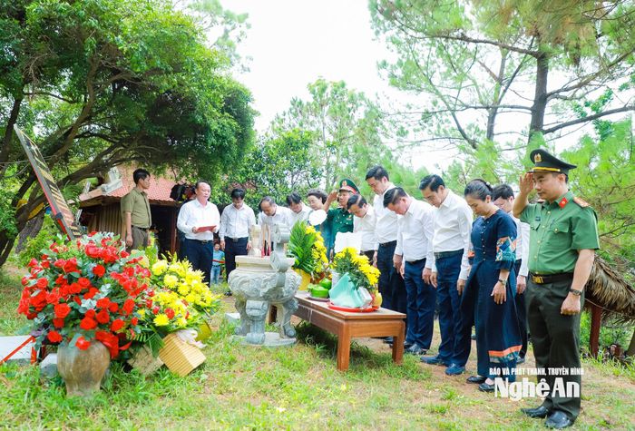 Các đại biểu thành kính tưởng niệm Đại tướng Võ Nguyên Giáp. Ảnh: Thành Duy