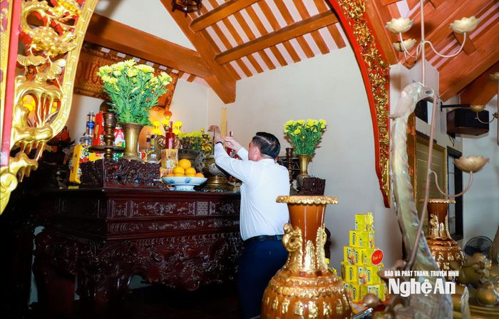 Bí thư Tỉnh ủy Nguyễn Khắc Thận dâng hương tưởng niệm các Anh hùng liệt sĩ tại Đền tưởng niệm Liệt sĩ Trường Sơn - Bến phà Long Đại. Ảnh: Thành Duy