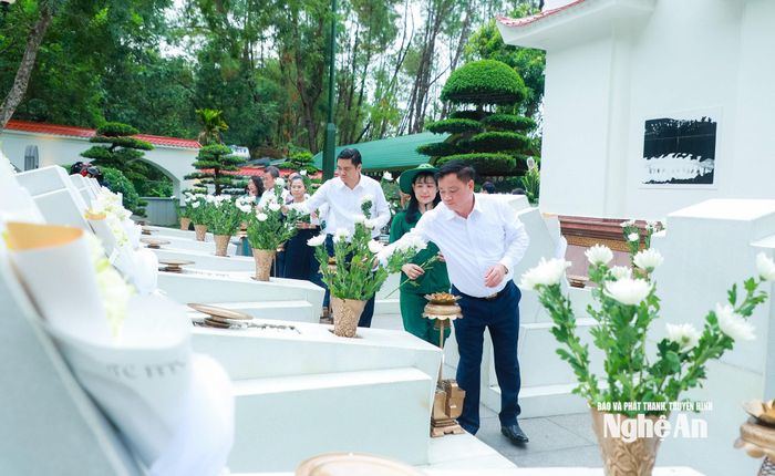 Các đồng chí lãnh đạo tỉnh và đoàn đại biểu đặt những bông cúc trắng lên 10 phần mộ Anh hùng liệt sĩ thanh niên xung phong. Ảnh: Thành Duy