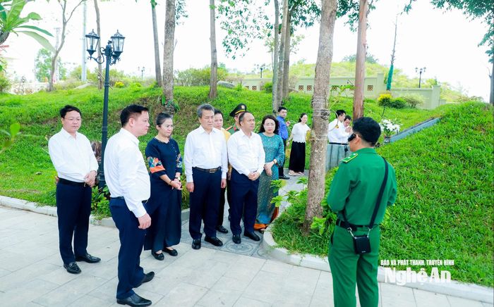 Đoàn đại biểu nghe thuyết minh về sự hy sinh anh dũng của các liệt sĩ thanh niên xung phong tại bến phà Long Đại II vào tháng 9/1972. Ảnh: Thành Duy
