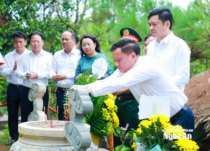 Bí thư Tỉnh ủy Nguyễn Khắc Thận dâng hương tưởng niệm Đại tướng Võ Nguyên Giáp. Ảnh: Thành Duy