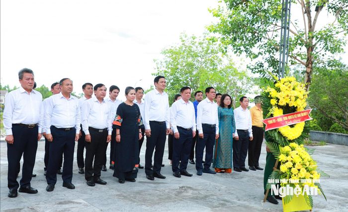 Đoàn đại biểu Tỉnh ủy, HĐND, UBND, Ủy ban Mặt trận Tổ quốc Việt Nam tỉnh Nghệ An đến dâng hoa, dâng hương tại Đài tưởng niệm các Anh hùng liệt sĩ ngành Giao thông vận tải hy sinh trong cuộc kháng chiến chống Mỹ trên địa bàn Hà Tĩnh. Ảnh: Thành Duy