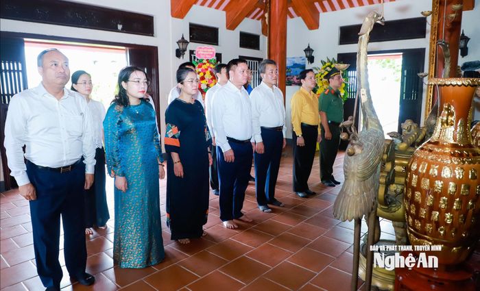 Đoàn đại biểu thực hiện nghi lễ tưởng niệm tại Đền tưởng niệm Liệt sĩ Trường Sơn - Bến phà Long Đại. Ảnh: Thành Duy