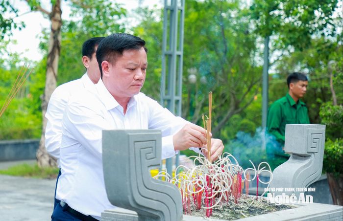 Bí thư Tỉnh ủy Nguyễn Khắc Thận dâng hương tại Đài tưởng niệm các Anh hùng liệt sĩ ngành Giao thông vận tải hy sinh trong cuộc kháng chiến chống Mỹ trên địa bàn Hà Tĩnh. Ảnh: Thành Duy