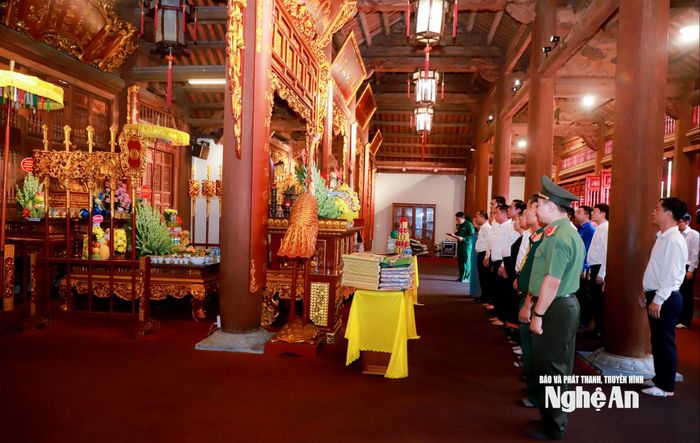 Đoàn đại biểu về dâng lễ, dâng hoa, dâng hương tại Đền thờ Ngã ba Đồng Lộc. Ảnh: Thành Duy