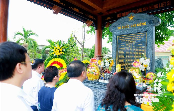 Không gian tưởng niệm được chăm sóc chu đáo, trang trọng, thể hiện đạo lý uống nước nhớ nguồn của dân tộc ta. Ảnh: Thành Duy