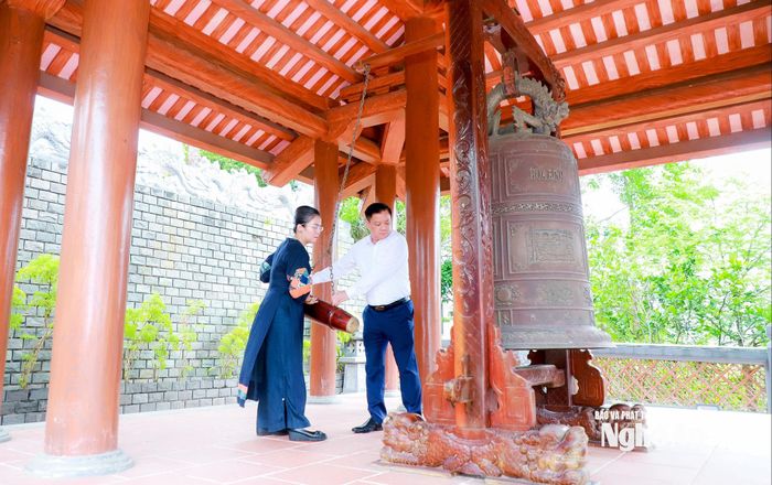 Bí thư Tỉnh ủy Nguyễn Khắc Thận và Phó Bí thư Tỉnh ủy, Chủ tịch Ủy ban MTTQ Việt Nam tỉnh Võ Thị Minh Sinh thỉnh chuông tại Đền tưởng niệm Liệt sĩ Trường Sơn - Bến phà Long Đại. Ảnh: Thành Duy