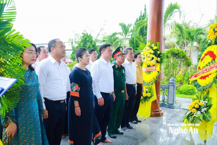 Đoàn đại biểu thực hiện nghi lễ tưởng niệm 16 thanh niên xung phong Đại đội C130 trong các trận ném bom ngày 19 và 23/9/1972 tại Di tích lịch sử quốc gia Bến phà II Long Đại. Ảnh: Thành Duy