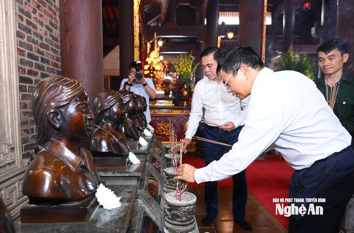 Phó Thủ tướng Nguyễn Văn Thắng dâng hương tưởng niệm 13 liệt sĩ thanh niên xung phong Đại đội 317. Ảnh: Thành Cường