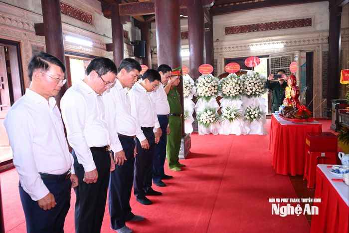 Phó Thủ tướng Nguyễn Văn Thắng dâng hương tưởng niệm 1.240 liệt sĩ tại Khu Di tích lịch sử quốc gia Truông Bồn. Ảnh: Thành Cường