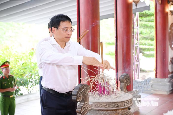 Phó Thủ tướng Nguyễn Văn Thắng dâng hương tưởng niệm 13 liệt sĩ thanh niên xung phong. Ảnh: Thành Cường