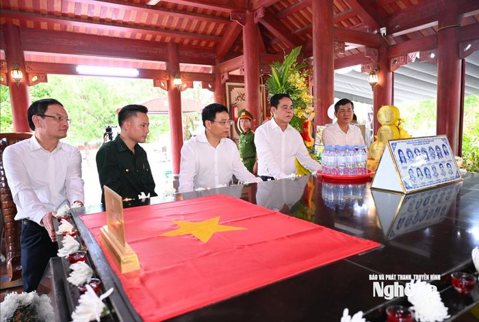 Phó Thủ tướng Nguyễn Văn Thắng nghe giới thiệu về những tháng năm oanh liệt tại tọa độ lửa Truông Bồn. Ảnh: Thành Cường