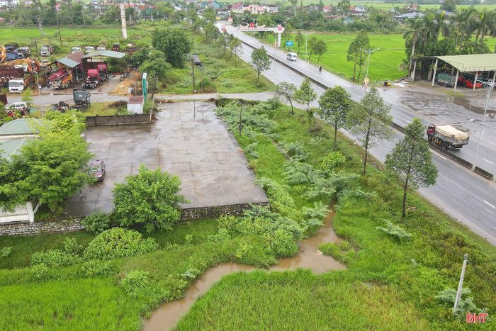 Được biết, nút giao với quốc lộ 1 tại Km487+538 thuộc tuyến đường đối ngoại MC10-10 theo đồ án Điều chỉnh Quy hoạch chung thị xã Hồng Lĩnh, được tỉnh phê duyệt vào tháng 6/2025 do UBND phường Nam Hồng Lĩnh quản lý. Tuy nhiên, tuyến đường này hiện nay chưa được cơ quan có thẩm quyền đầu tư xây dựng. Để kết nối từ Trụ sở làm việc Trạm kiểm dịch động vật nội địa ra quốc lộ 1 cần phải đầu tư xây dựng nút giao.