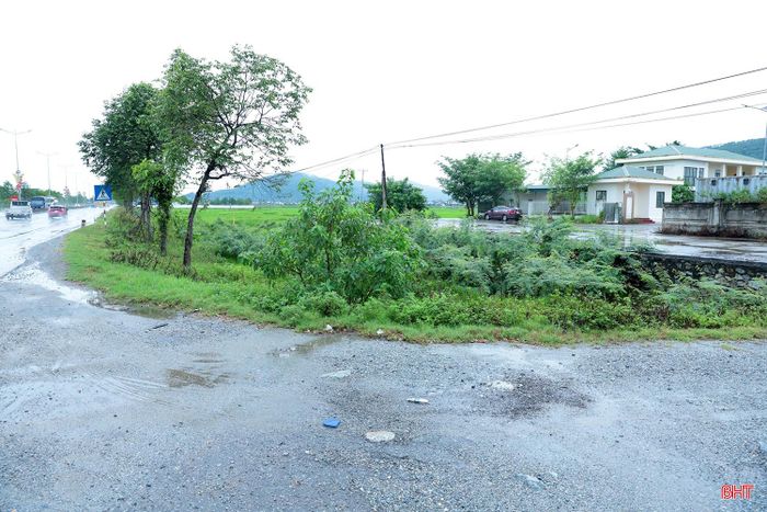 Việc UBND tỉnh giao Ban QLDA Đầu tư xây dựng công trình dân dụng và hạ tầng khu vực tỉnh làm chủ đầu tư xây dựng nút giao đấu nối đường nhánh từ tuyến đường đối ngoại với quốc lộ 1 tại Km487+538 được đánh giá là “thủ tục quan trọng” để “giải cứu” Trụ sở làm việc Trạm kiểm dịch động vật nội địa tại phường Nam Hồng Lĩnh. Bởi, sau 5 năm hoàn thành, công trình chưa thể bàn giao, đưa vào khai thác do... chưa có đường vào.