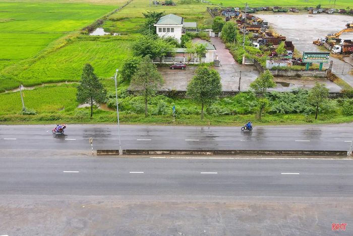 Ban QLDA đầu tư xây dựng công trình dân dụng và hạ tầng khu vực tỉnh được yêu cầu soát xét, nghiên cứu giải pháp thiết kế, tổ chức giao thông nút giao phù hợp với quy chuẩn, tiêu chuẩn hiện hành, quy mô tuyến đường đối ngoại theo quy hoạch được duyệt, đảm bảo an toàn giao thông. Đồng thời, thực hiện đầu tư xây dựng nút giao theo đúng quy định, phương án thiết kế và tổ chức giao thông theo hồ sơ được cơ quan thẩm quyền chấp thuận, phê duyệt.