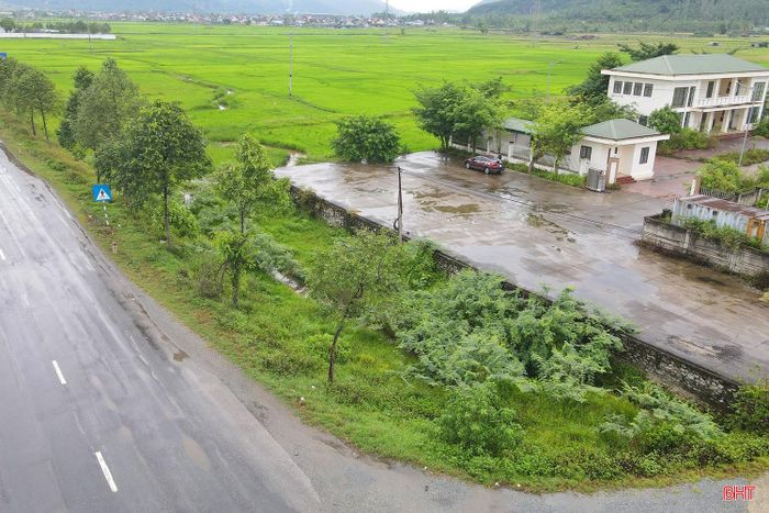 Năm 2021, công trình được hoàn thành. Tuy nhiên, quá trình nghiệm thu, bàn giao đã phát sinh vấn đề thiếu đường đấu nối với quốc lộ 1 để đi vào trụ sở. Do không có đường vào, Chi cục Chăn nuôi và Thú y Hà Tĩnh (nay là Chi cục Trồng trọt và Chăn nuôi, Sở NN&amp;MT Hà Tĩnh) không đồng ý tiếp nhận, dẫn tới trụ sở này bị bỏ không.