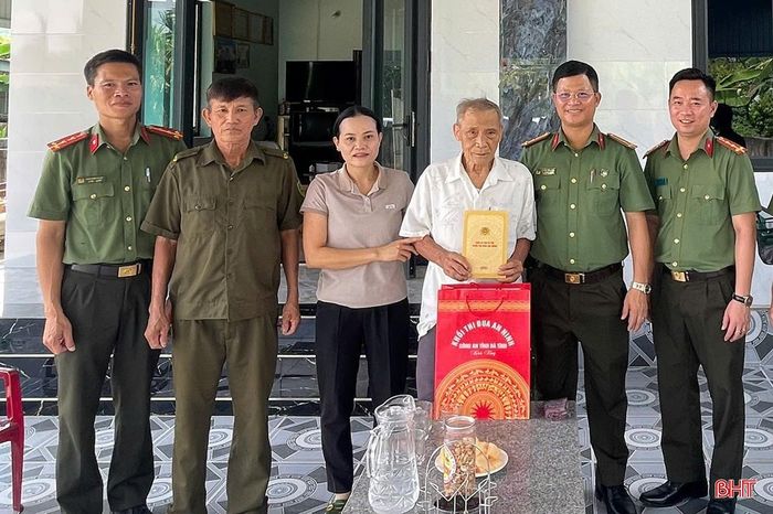 Phòng An ninh chính trị nội bộ (Công an tỉnh) cùng Công an xã Đức Đồng tặng quà cho Thương binh Trần Đình Vượng (thôn Đức Lạng, xã Đức Đồng).
