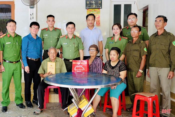 Phòng An ninh chính trị nội bộ (Công an tỉnh) cùng Công an xã Đức Đồng tặng quà cho gia đình ông Phan Văn Toàn (thôn Thanh Quang).
